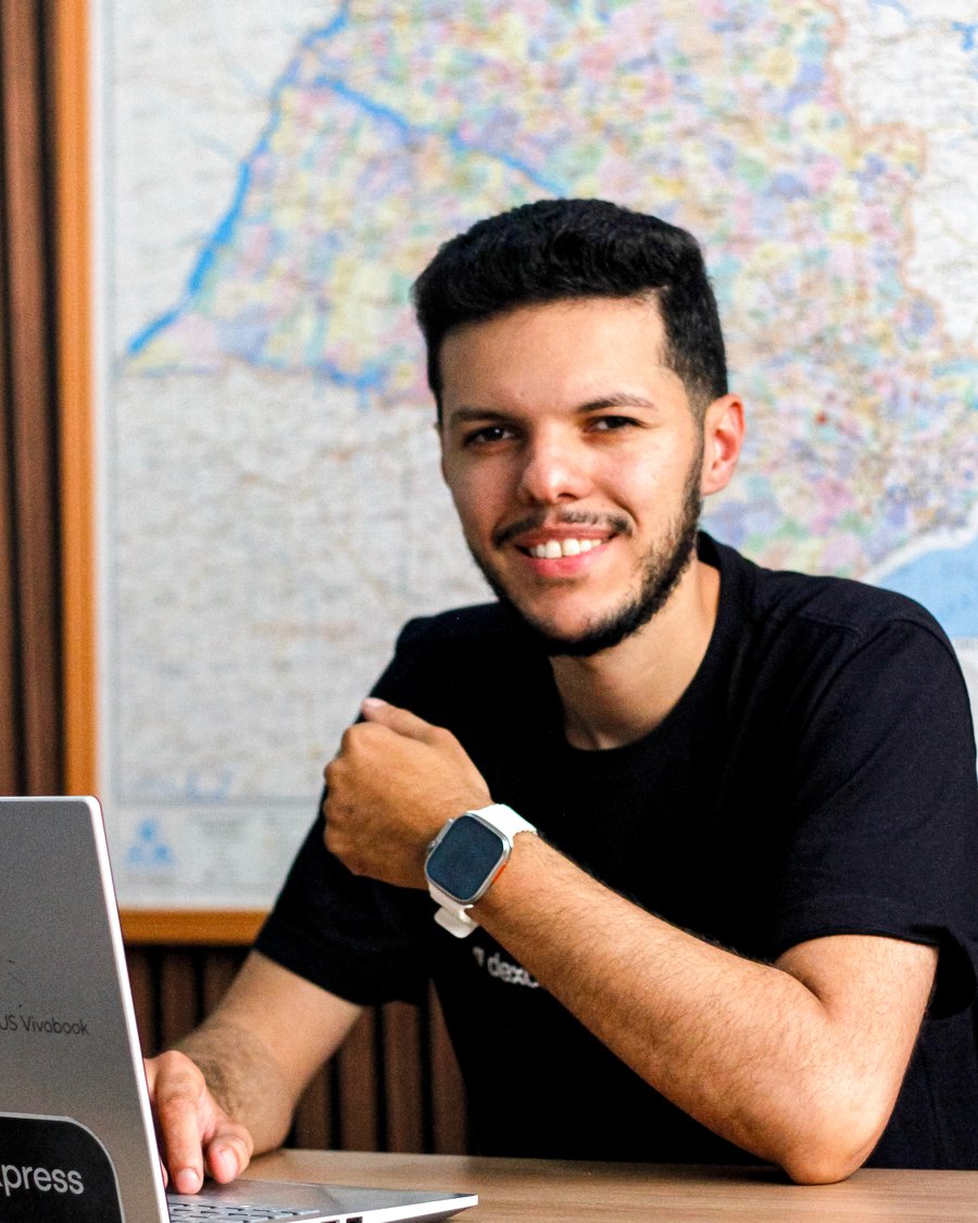 Denilson, fundador da DEXCOM, no escritório da operação em São Paulo